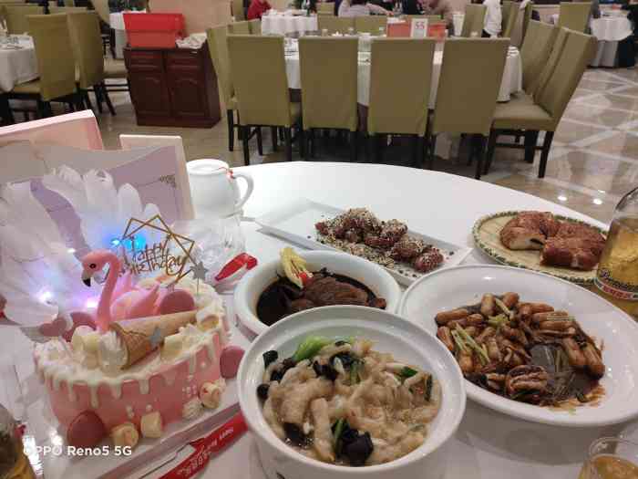 打分 过生日来这里吃饭 菜品还可以 服务也还行 就是量太多 吃不完