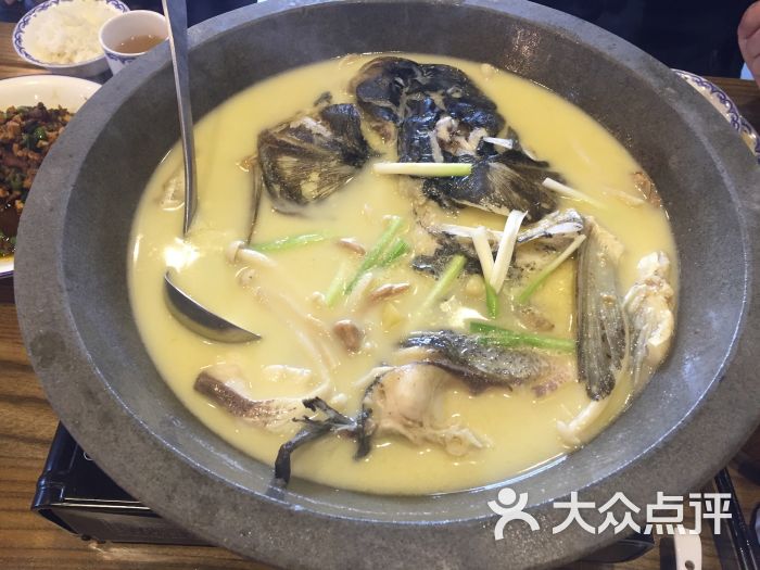 石锅鱼头汤