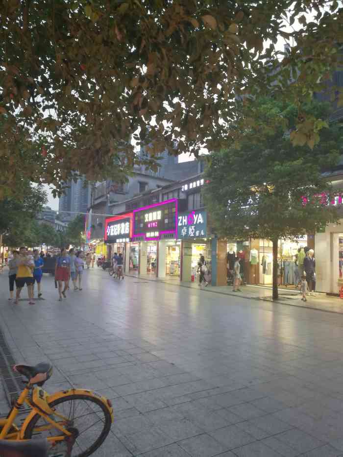 西乡商业步行街-"99西乡步行街作为深圳西部的主要商业街区.