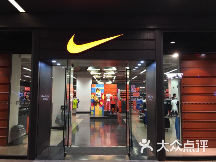 NIKE:很大的一家耐克店，之前去那边的苏州购物