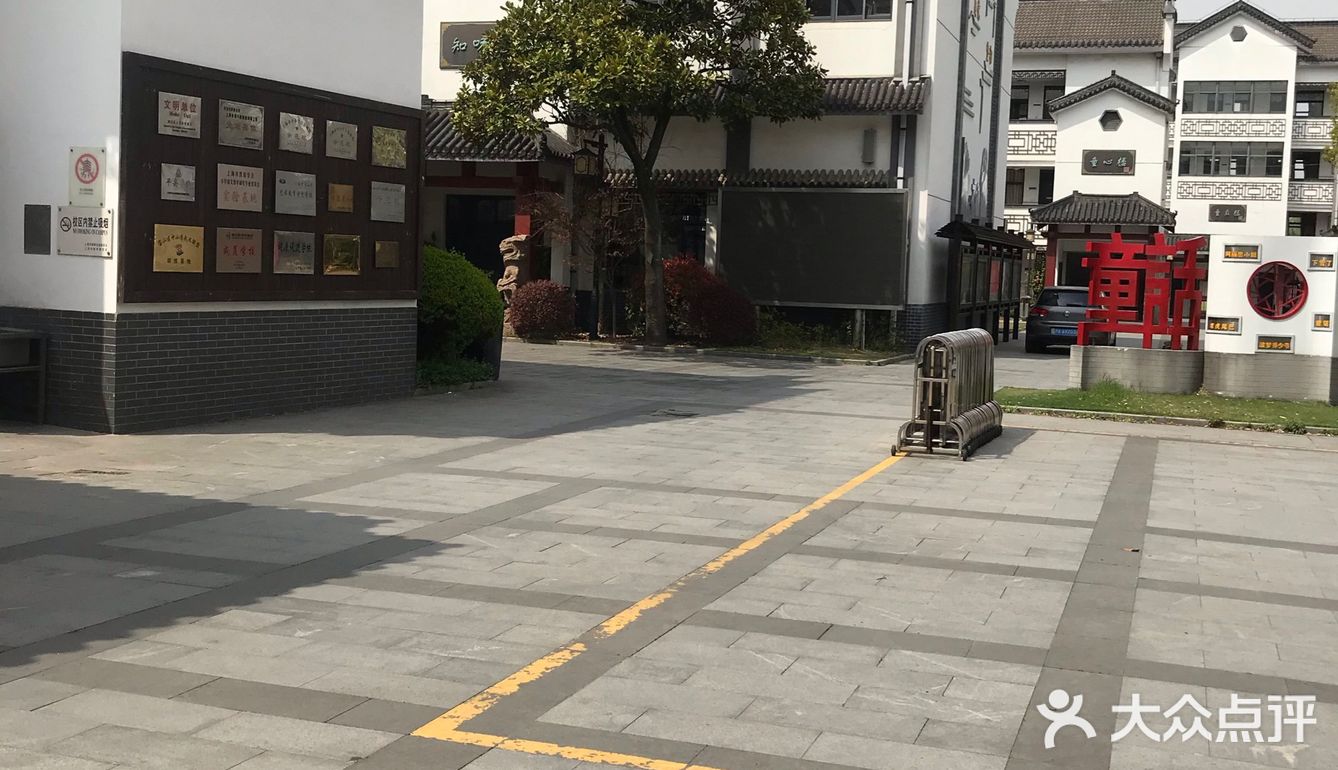 宝山罗店的罗阳小学最近是大门紧闭不开学了