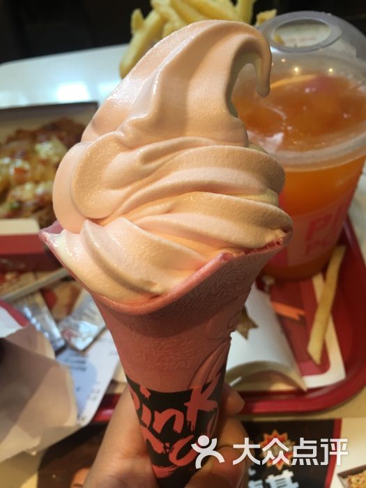 草莓蛋筒冰淇淋