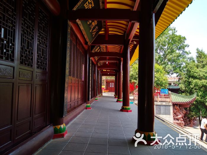 主体建筑群具有北传佛教汉地寺庙古朴庄严宏大精湛的风格