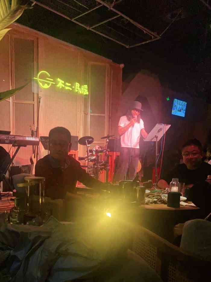 不二·民谣音乐餐酒吧(西安店"西安的本地好友推荐的餐厅 有live