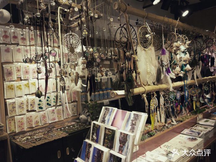 在南长街上,有书还有很多小饰品,还有好多.-时