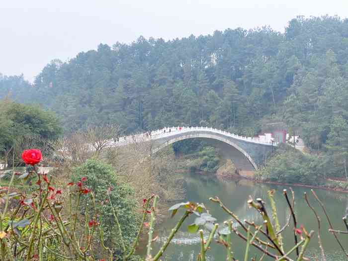 自贡尖山风景区-"老夫子:《凤栖梧·舟逢绝壁水绕余峰》一一.