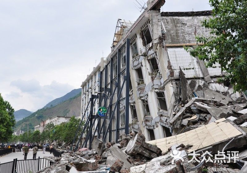 钟楼地震遗址广场