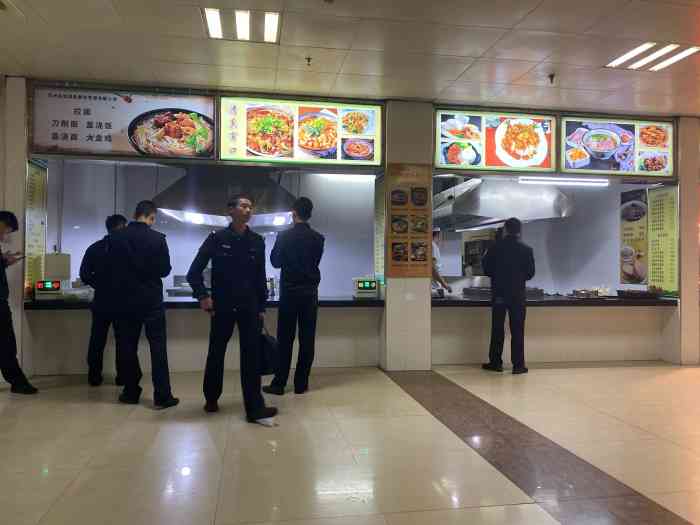 江苏警官学院-食堂"自助餐不错,很清爽.用餐环境也一级棒,哈.