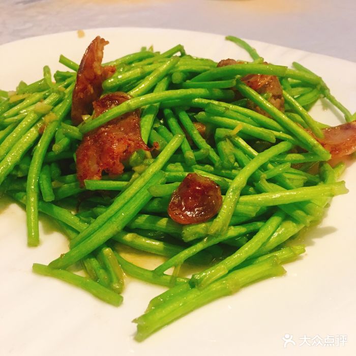 泥蒿炒香肠