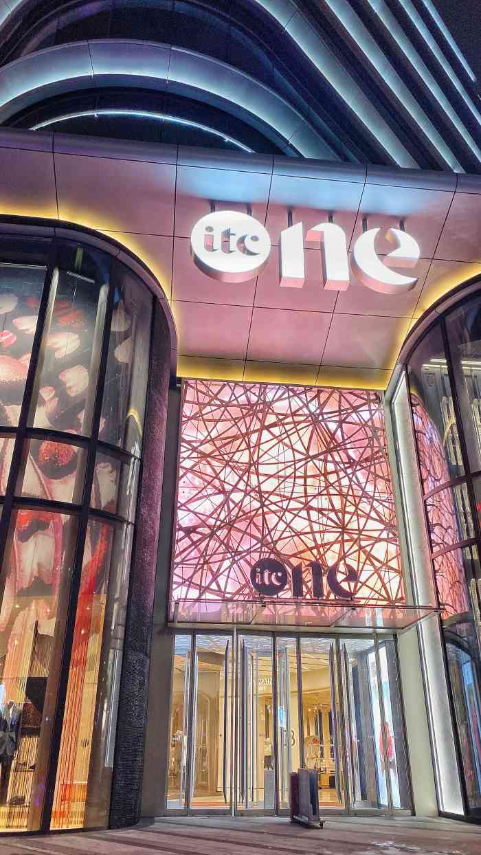 这家位于徐家汇黄金商圈的新地标国贸汇one itc,是新鸿基花了1.