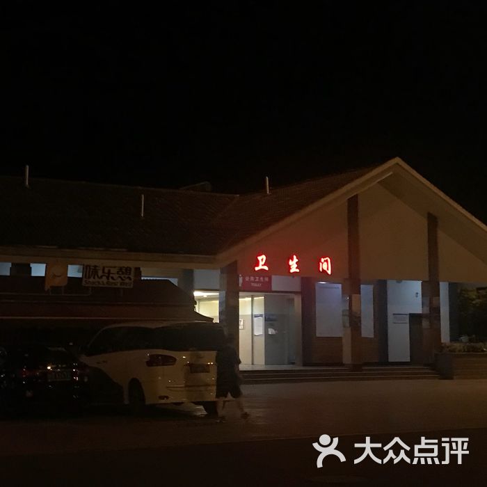 安吉服务区停车场