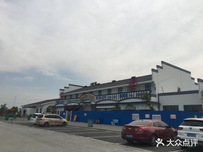 石梁服务区停车场图片