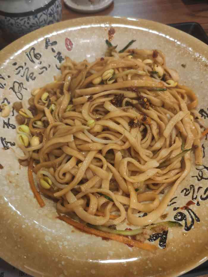 「阿春拌面」面有点硬,吃不太习惯,量多,肉沫有点少,味道一般.