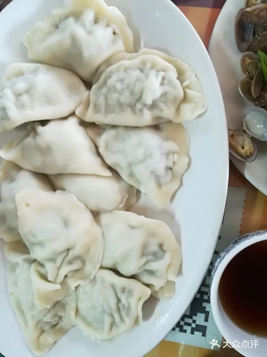 离蓬莱阁很近,一条街都是吃海鲜的小店。环.