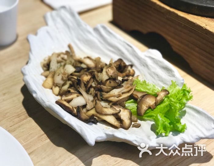 黄油荣螺炒菌菇