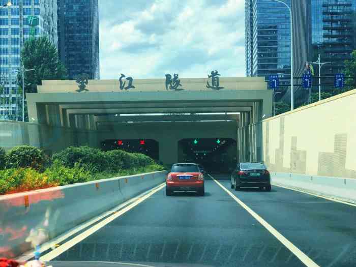 望江隧道-"望江隧道位于望江东路上,南起丹枫路108.