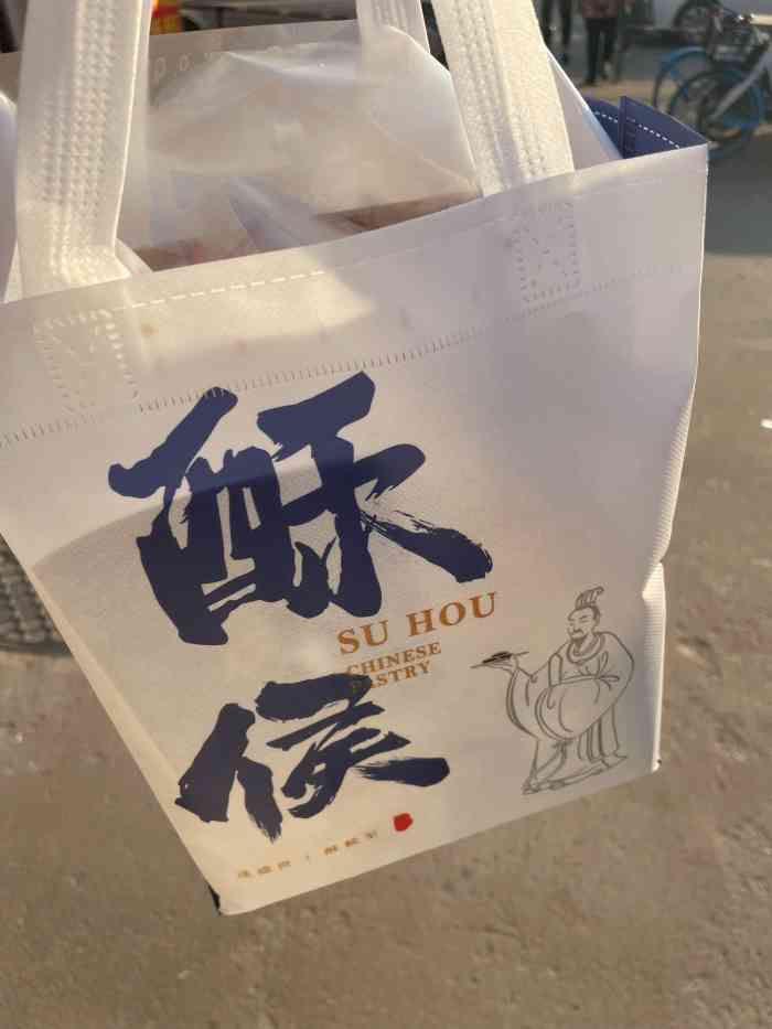 酥侯糕点(大润发店"满橱柜的糕点,在暖色灯光的映衬下,显得那.