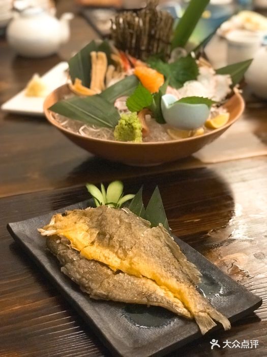 首先赞扬一下服务态度很不错房间最低消费10