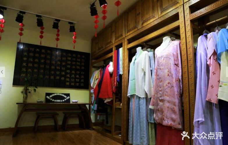 重回汉唐汉服实体店店面满整洁哒图片