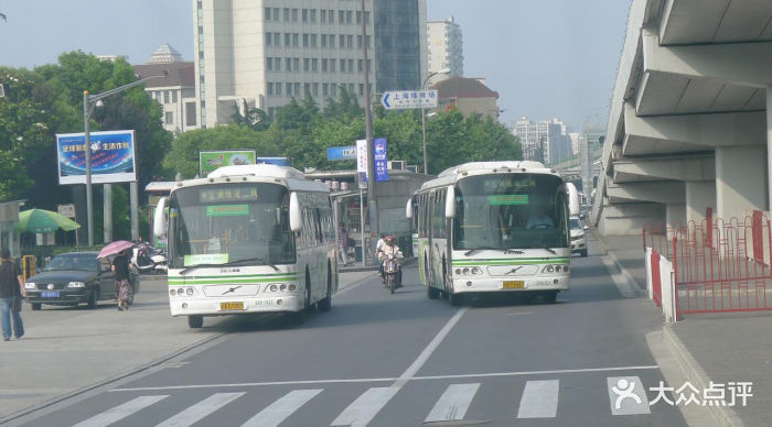 公交车(庄莘线)-隧道二线 swk-017&swk-031图片-上海生活服务-大众
