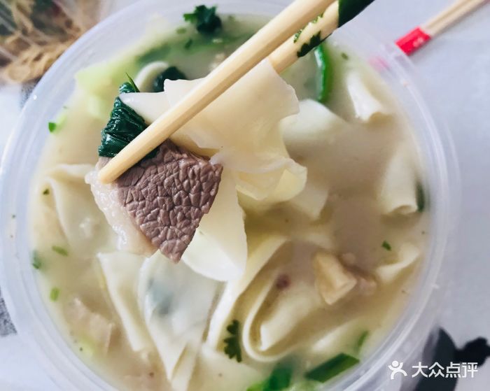 在松江路地铁口,道对面就是甘井子社保中心.