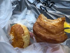 枫糖小牛角面包配挂耳咖啡-味多美蛋糕(安贞桥东店)