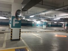 -爱琴海购物公园-地下停车场