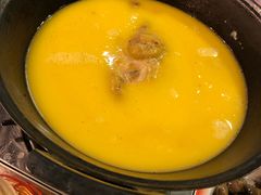 浓厚原只鸡煲花胶汤-鲜入围煮花胶鸡海鲜火锅