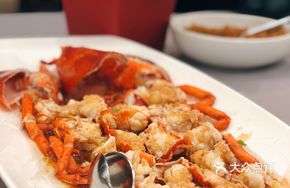 Garlic Fried Rice Noodles with Premium Lobster