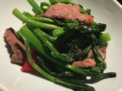 沙茶牛肉炒芥蓝-万丽轩·粤菜(王府井金茂万丽酒店)