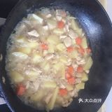 在锅中摊成蛋饼，放在米饭上，再浇上做好的咖喱鸡块