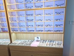 -天空之镜眼镜店蔡司依视路配镜授权零售店(望京颐堤港店)