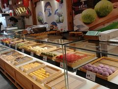 面包甜点陈列柜-南宋胡记(杭州河坊街店)