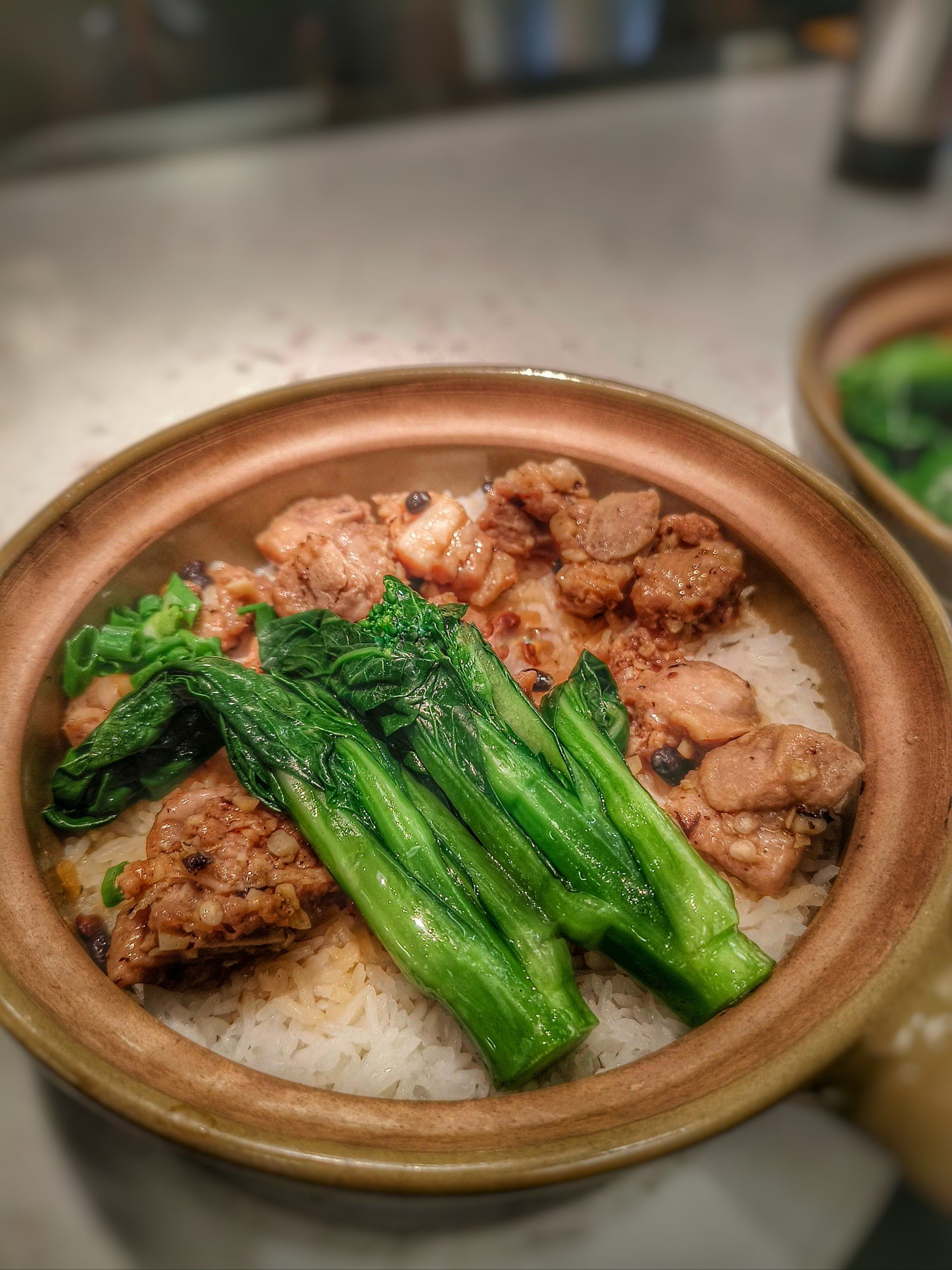 龙津路上的一家米其林餐厅,也是一家老字号煲仔饭店,店子有上下两层