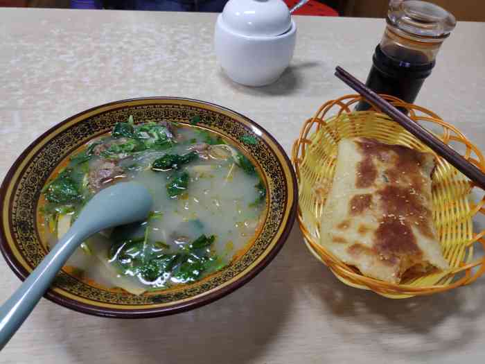 淮南牛肉汤(珠江新城店"牛肉粉丝汤和油酥饼是必点的招牌啊.