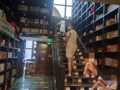 -钟书阁(松江泰晤士小镇店)