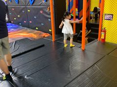 -爱蹦iBOON蹦床运动馆(江汉店)