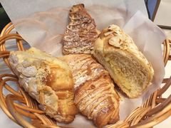 杏仁羊角+流奶黄金羊角-麦田工坊(月湖店)
