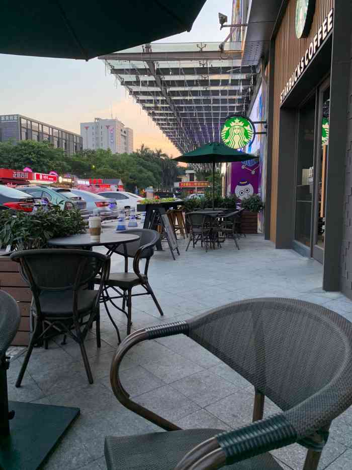 星巴克(印象汇店"点一杯我钟爱的拿铁,边翻阅杂志边享受休闲.