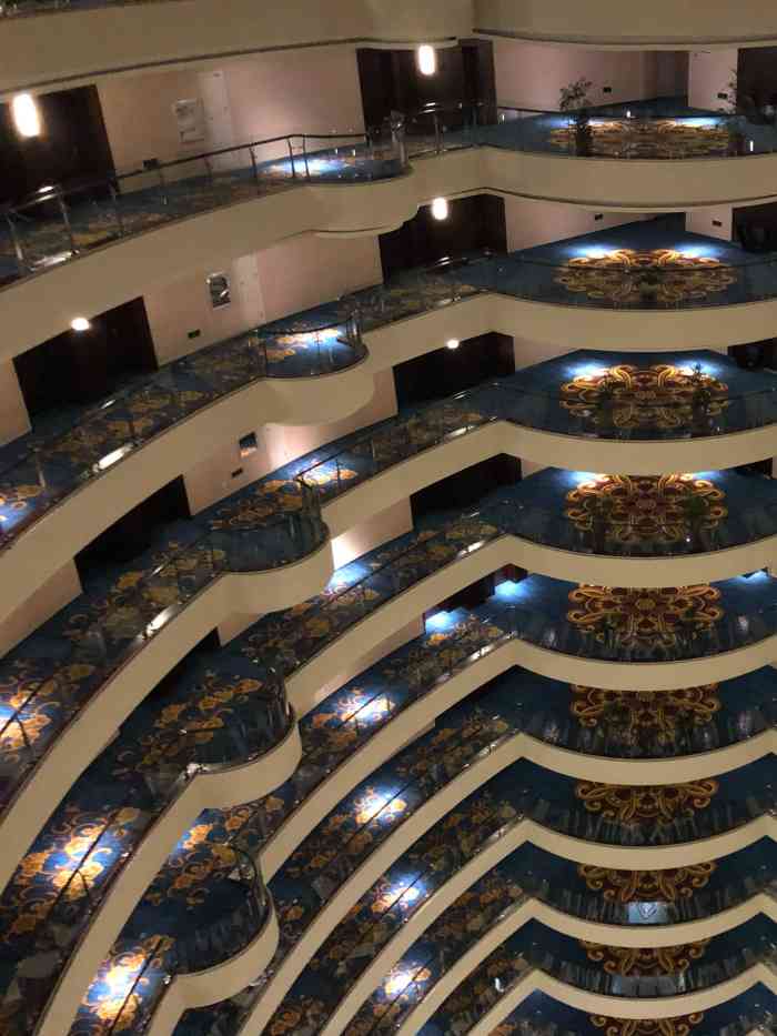 吉林义德源大酒店-"酒店大堂装修富丽堂皇金碧辉煌.超高的天.