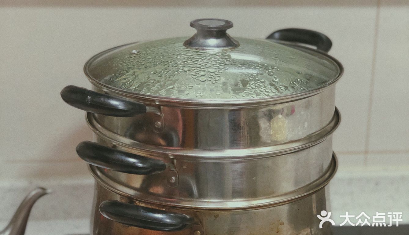 蒸大概8分钟左右就好了。蒸好的饺子皮去出来凉一下