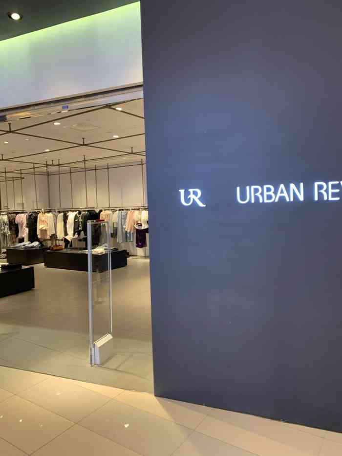 urban revivo(凯德mall店"每年ur快到夏天的时候出的衣服都很绝.都.