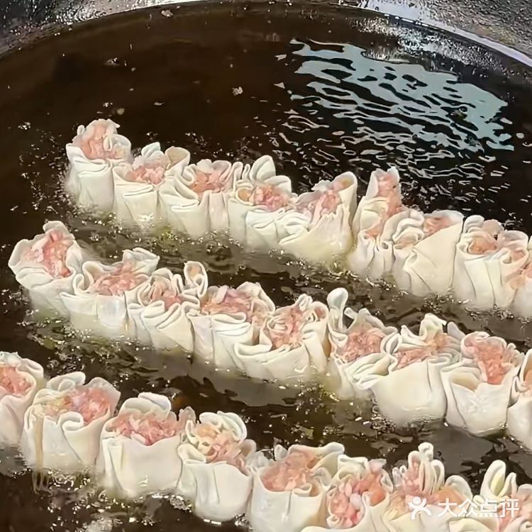 老上海郊区的油煎烧卖，鲜肉冬笋，味道一绝