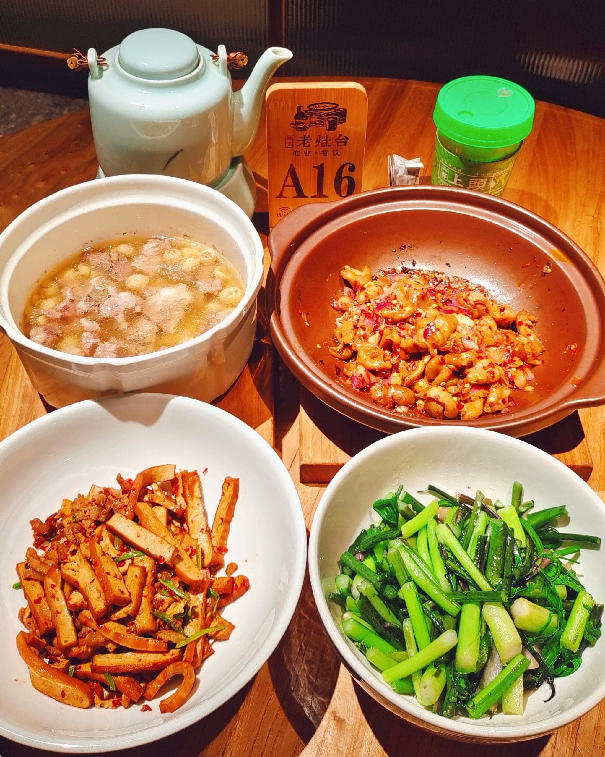 菜式现场烹制更有自制腊菜与坛子菜确保食材新鲜