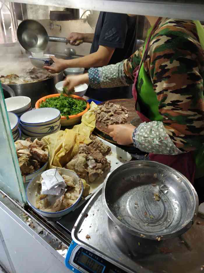 张老五鲜羊肉汤-"西司夜市上旁边的一家的羊肉汤馆子,只是晚.