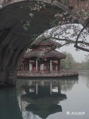 顿生幽古之思的场景，还缺一场雨。