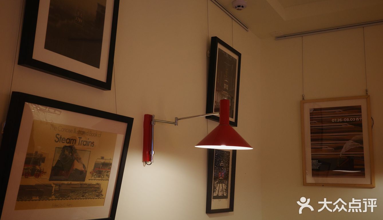 雨天里穿过漫画里行驶而来的蒸汽列车🚂咖啡屋