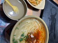 -亮亮面馆(经六路店)