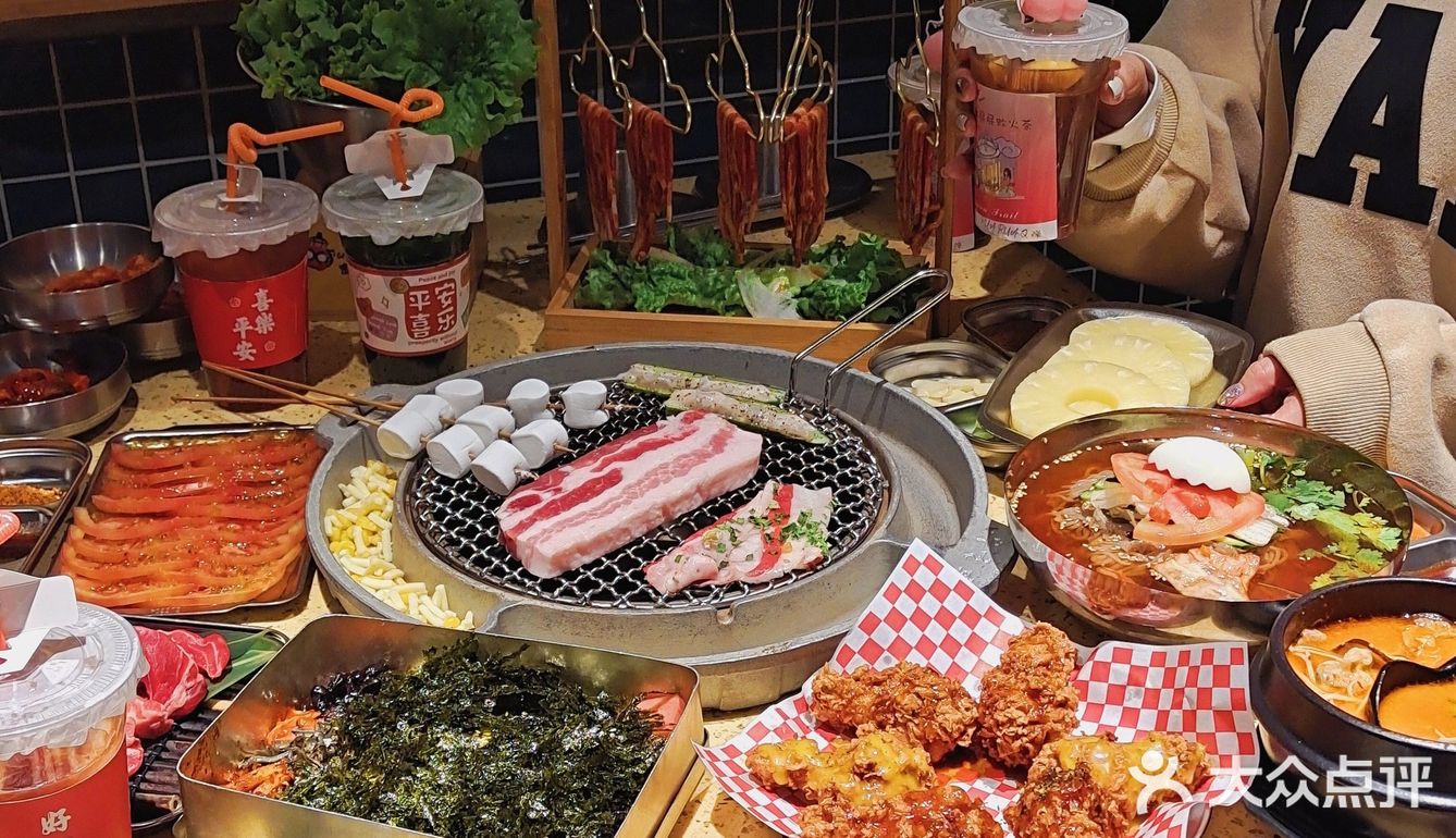 这家烤肉店太韩了！从门头到墙壁都吼吼看