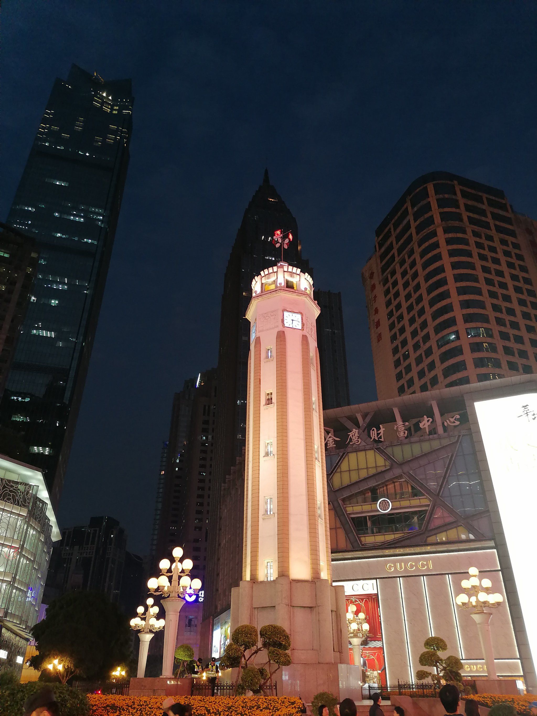 0元玩转这座城解放碑步行街是外地游客必打卡景点之一,重庆本地人也